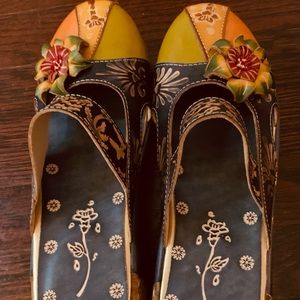 BEAUTIFUL CLOG-LIKE SHOE